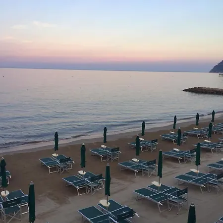 Trilocale Ristrutturato A 200m Dal Mare:vinci246 דירה